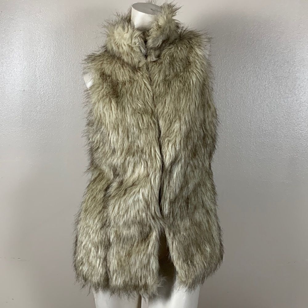 Women’s ME JANE faux fur vest size medium